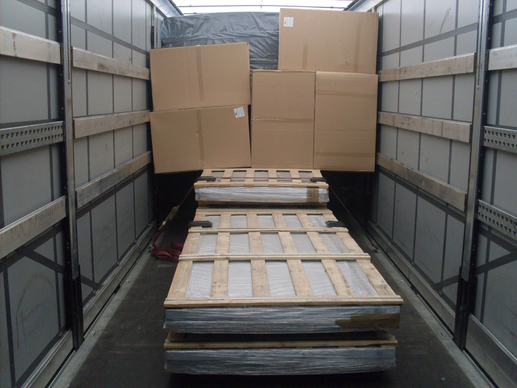 Доставка листов стальной просечно-вытяжной сетки и пакетов из Италии в Подмосковье